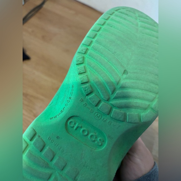 Woman’s green crocs - Picture 2 of 2